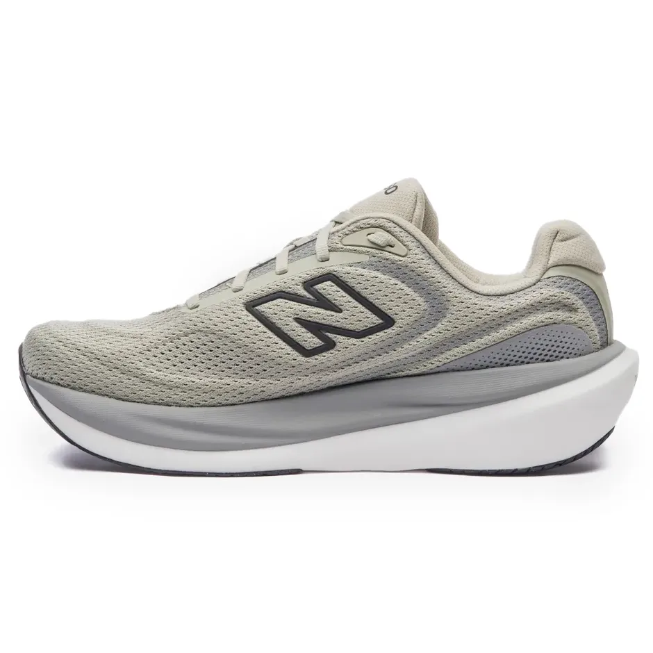 Tênis New Balance 1080v15 Masculino verde oliva, vista frontal destacando fechamento por cadarço
